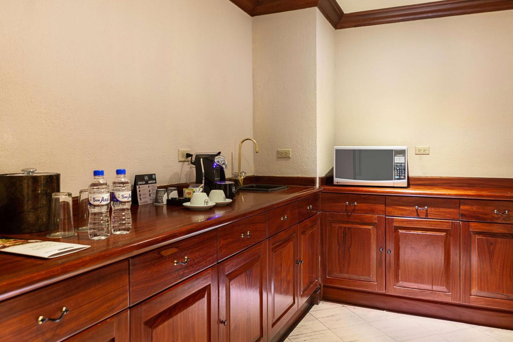 Wyndham San Jose Herradura Eksteriør bilde A wet bar in a hotel room