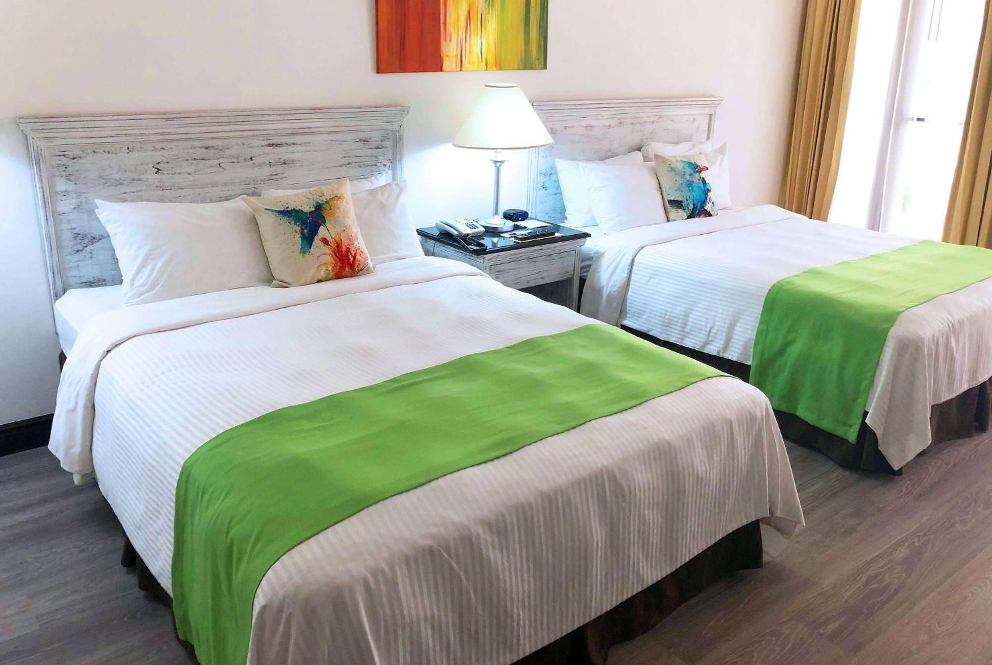 Wyndham San Jose Herradura Eksteriør bilde A bed runner