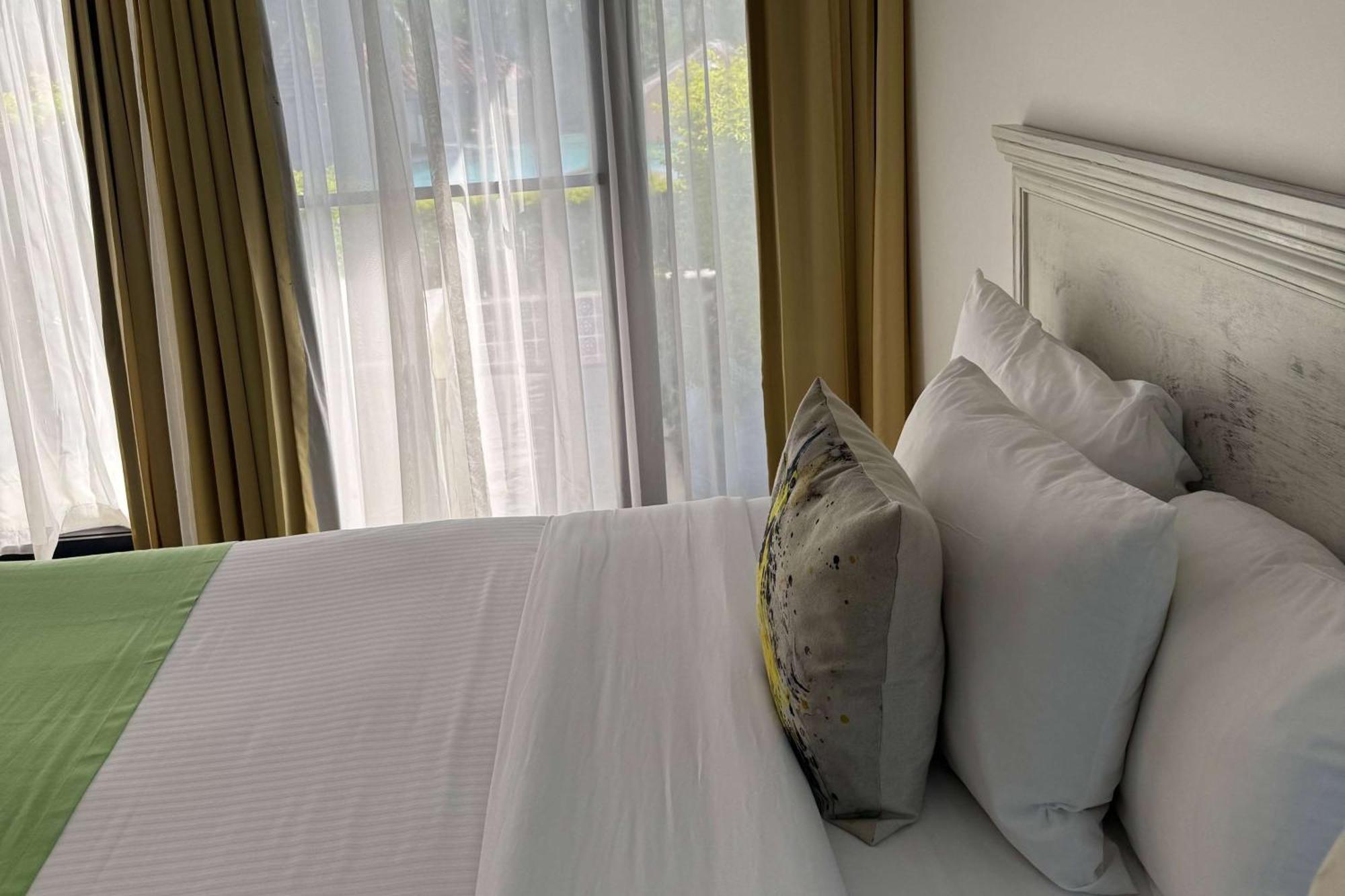 Wyndham San Jose Herradura Eksteriør bilde A bed with pillows